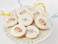 Печенье с логотипом компании в подарочной упаковке